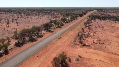 Drone-Volando-Y-Luego-Ascendiendo-Sobre-Una-Carretera-Rural-Desierta-Sellada-En-El-Interior-De-Australia