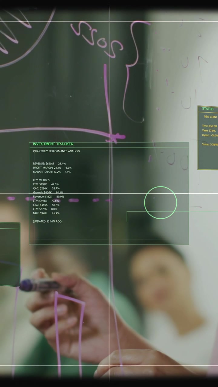 Video vertical: Presentador dibujando la primera línea en un cristal, creando un gráfico, añadiendo una interfaz HUD financiera que muestra el ROI.