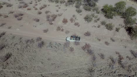 Conducción-De-Automóviles-Todoterreno-A-Través-Del-Territorio-De-Namibia-Durante-Un-Safari,-áfrica