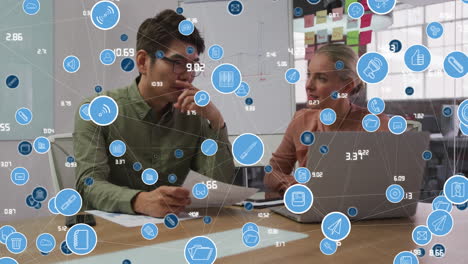 animación de una red de iconos digitales sobre hombres y mujeres diversos discutiendo en la oficina