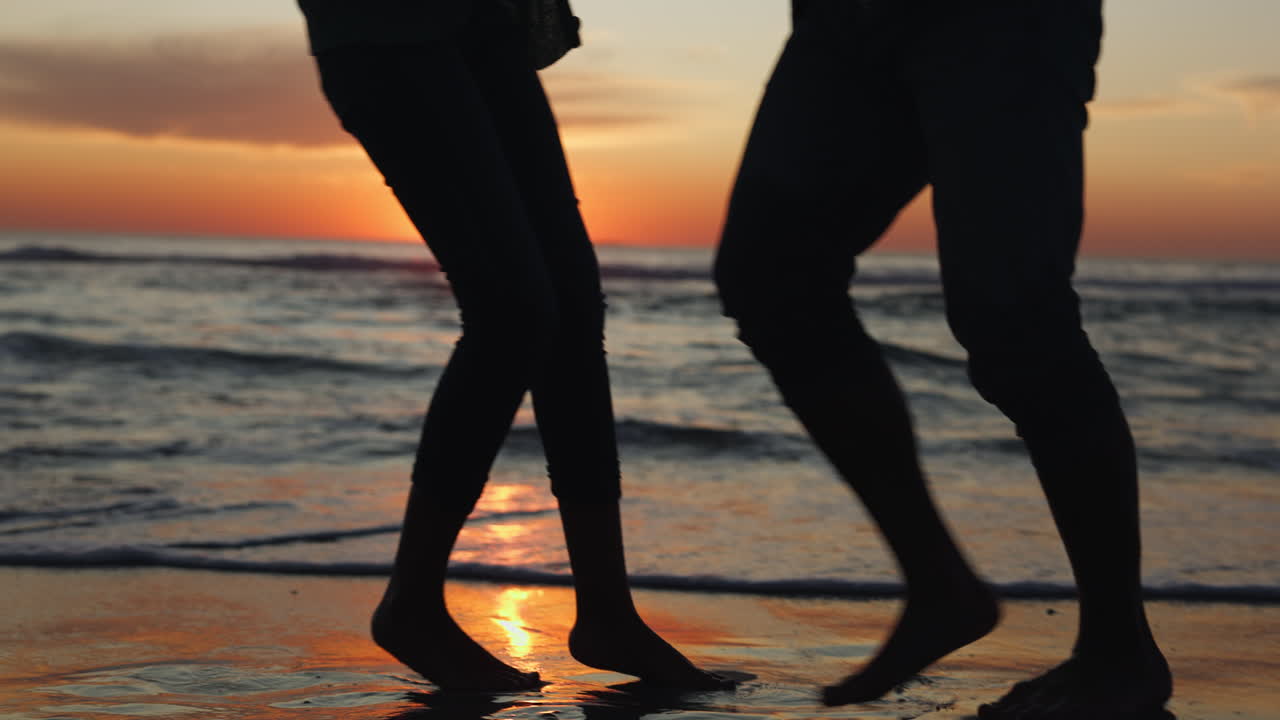 해가 지고, 춤을 추고, 휴가를 보내기 위해 해변에 있는 커플