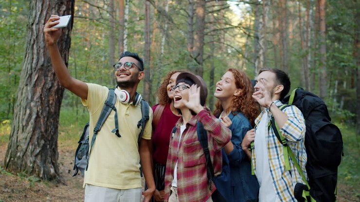 Amigos tomándose una selfie en un bosque