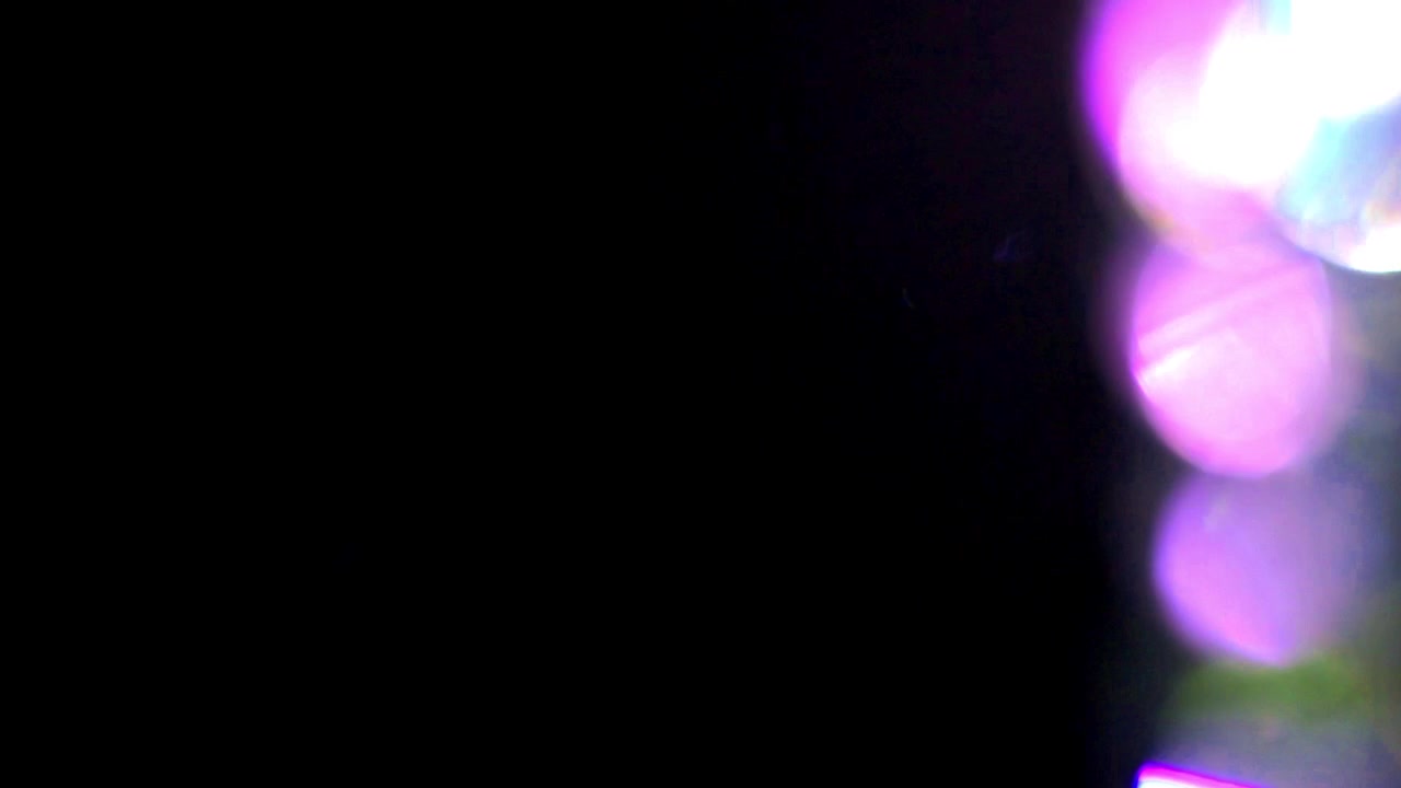 Sovrapposizione astratta di perdite di luce e bagliori dell'obiettivo su sfondo nero