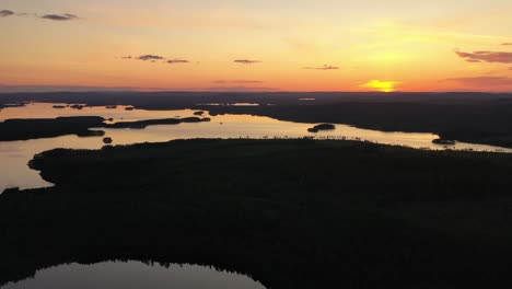 2-Pequeñas-Islas-Aisladas-En-Escandinavia,-En-Un-Lago-Con-Terreno-Forestal-Que-Lo-Rodea-Todo