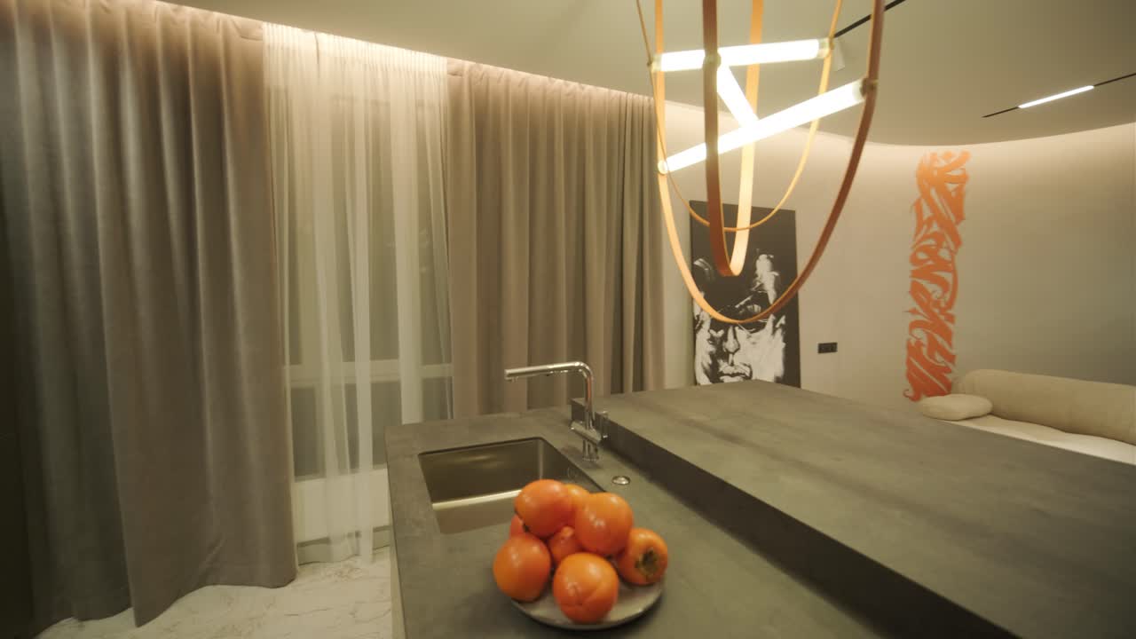 세련되고 우아한 미니멀리즘 가정 인테리어는 깨한 선, 중립적인 색상, 따뜻한 주변 조명을 특징으로하며, 아하고 현대적인 분위기를 만니다.