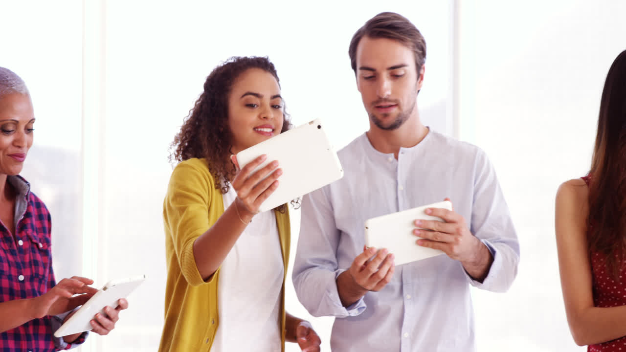 ejecutivos sonrientes usando tableta digital