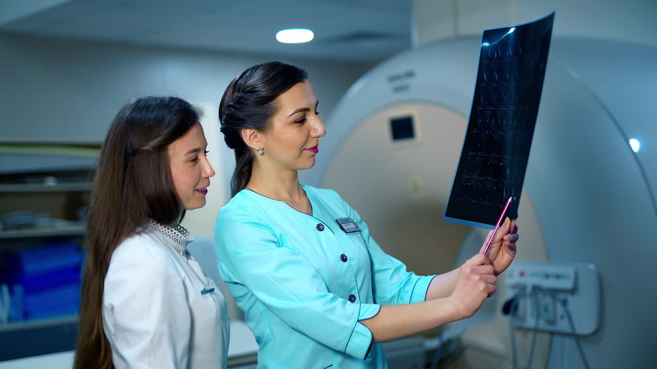Medici con i risultati in laboratorio. Oncologi professionisti esperti che esaminano i risultati della risonanza magnetica.
