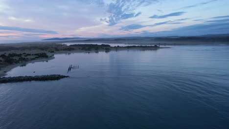 paisaje tranquilo de la naturaleza - río coquille y parque estatal bullards beach durante la hora azul de la tarde en verano en bandon oregon