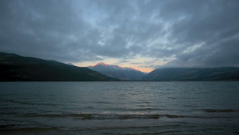 Alpenglow-Tocando-Los-Picos-De-Las-Montañas-Rocosas-De-Colorado-Vistas-Desde-El-Embalse-De-Los-Lagos-Gemelos,-Estático