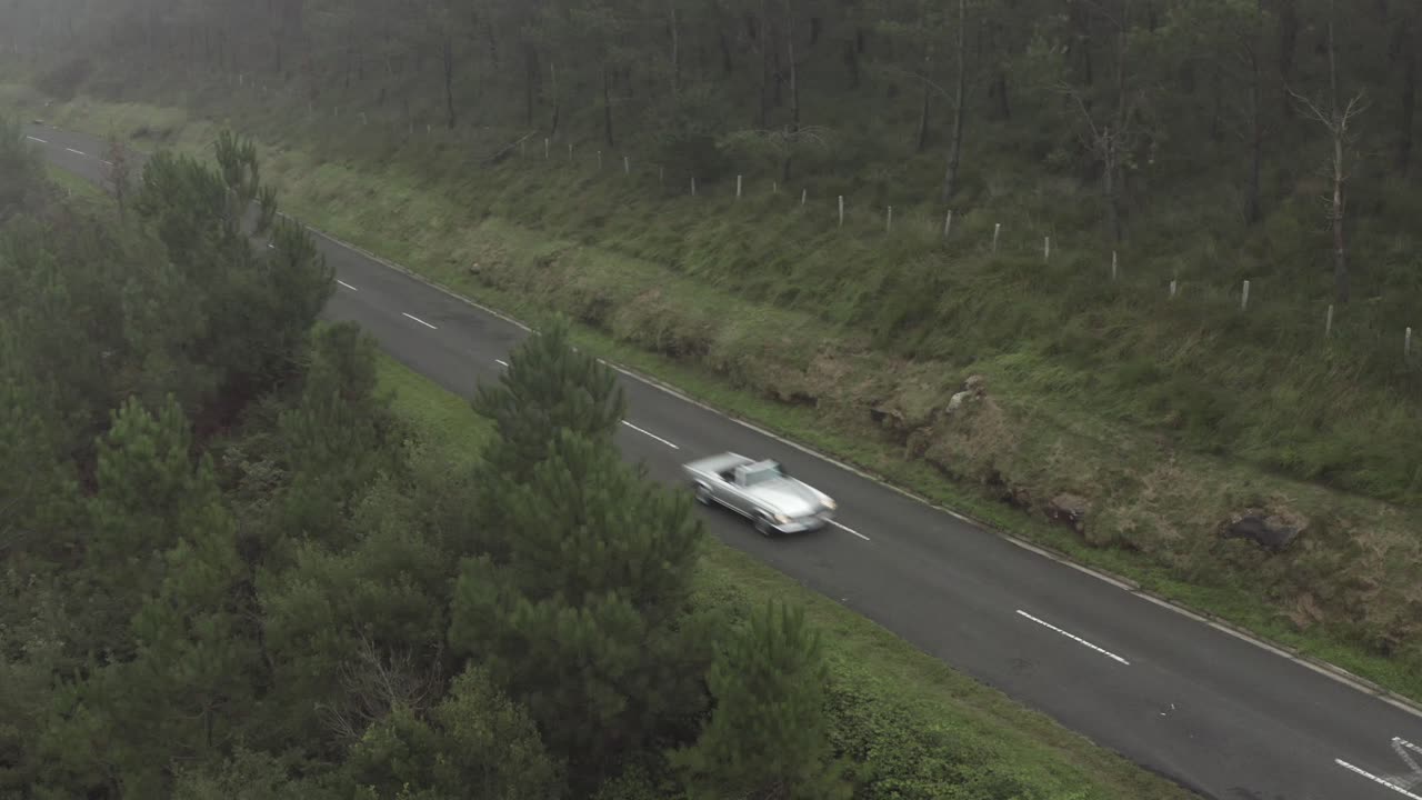 スペインのピレネー山脈を横断する道を走るクラシックカー。