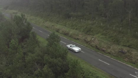 coche de época conduciendo por la carretera cruzando los pirineos españoles, españa