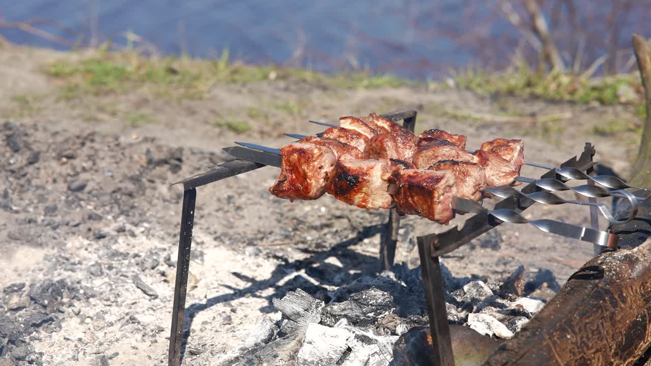 kebabs de carne a la parrilla en un fuego de campamento