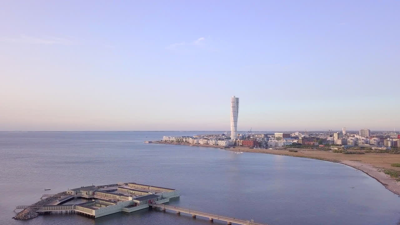 paso elevado de drones en el puerto deportivo de malmo al atardecer