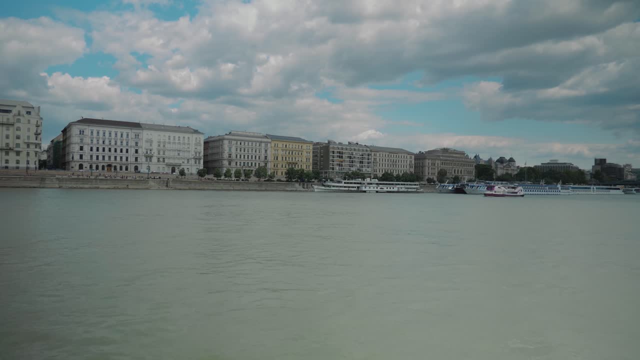 다뉴브를 통한 보트 타기, 여름 오후 및 일몰