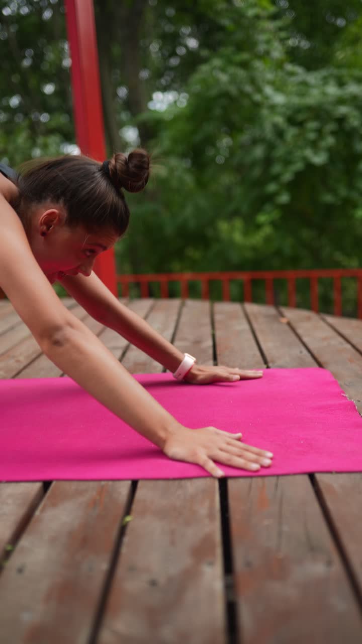 mujer practicando yoga al aire libre