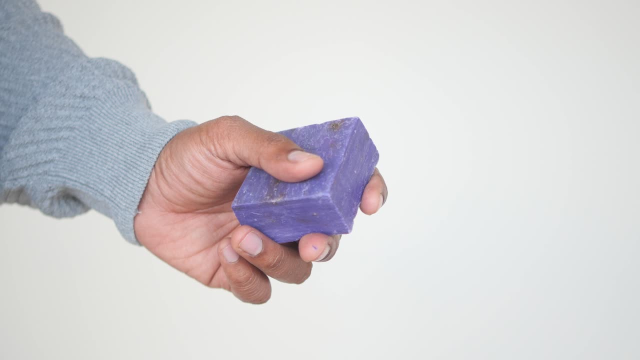 라벤더 비누 를 들고 있는 손