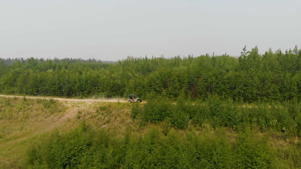 Video drone 4K di un ATV che guida nell'area ricreativa del Lago Tanana a Fairbanks, AK durante il primo giorno d'estate