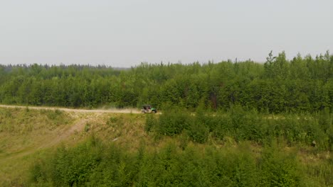 Video-De-Dron-De-4k-Del-Atv-Conduciendo-Por-El-área-Recreativa-Del-Lago-Tanana-En-Fairbanks,-Ak-Durante-El-Día-De-Verano-1