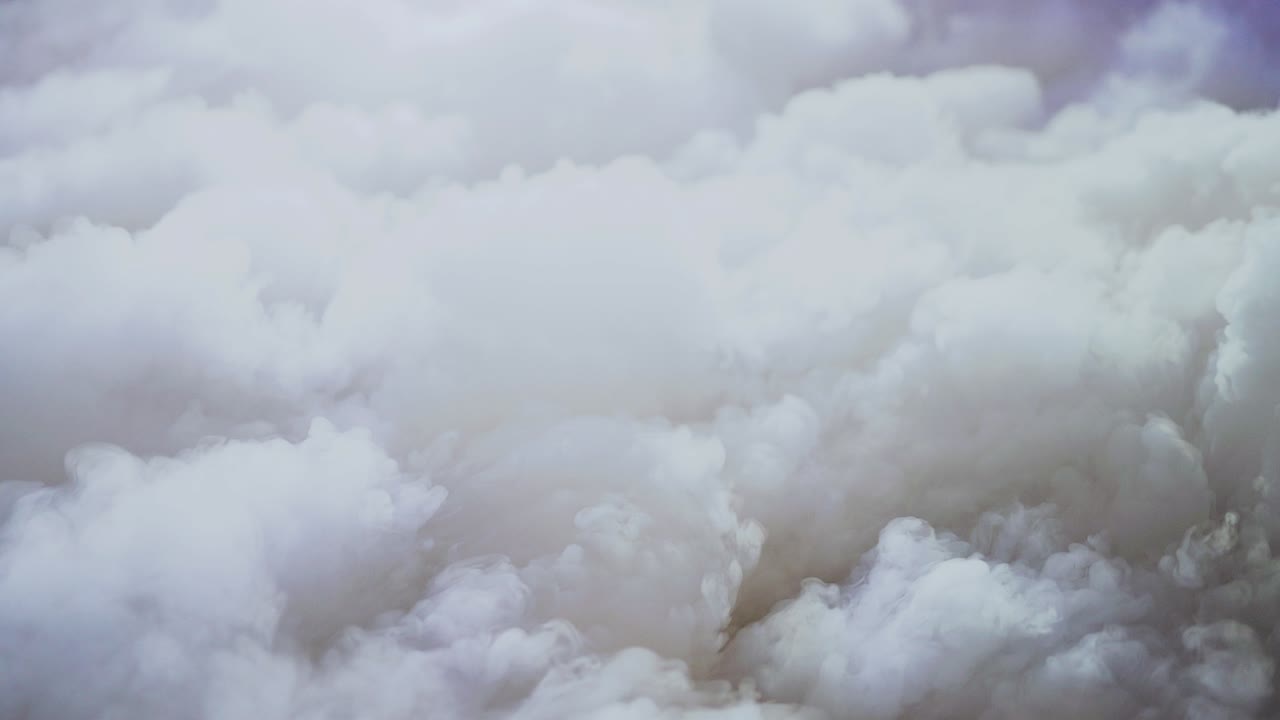 파티 조명으로 조명된 안개 기계의 두꺼운 무대 연기가, 느린 동작