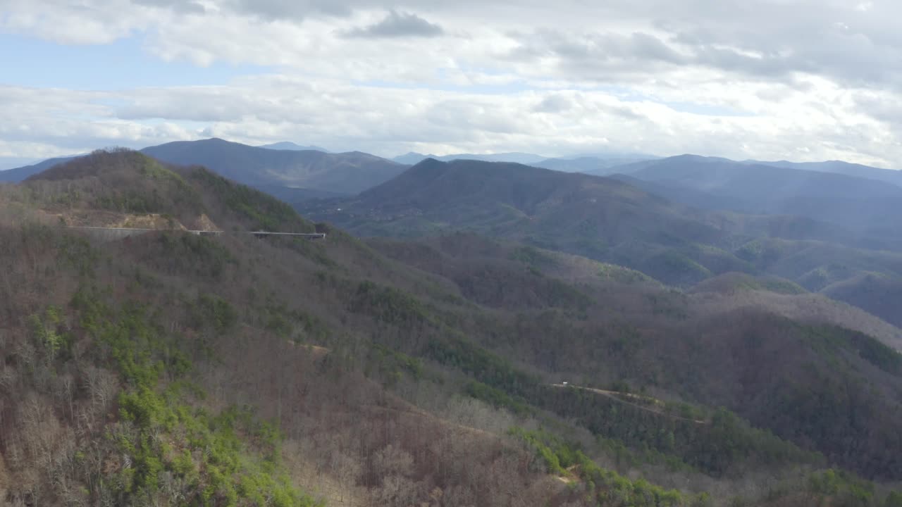Drone flyver over Foothills Parkway i Townsend, Tennessee, uden for Great Smoky Mountains National Park