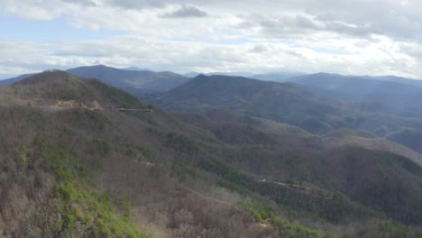 Drone-Volando-Sobre-La-Avenida-De-Las-Colinas-En-Townsend,-Tennessee-Fuera-Del-Parque-Nacional-De-Las-Grandes-Montañas-Humeantes