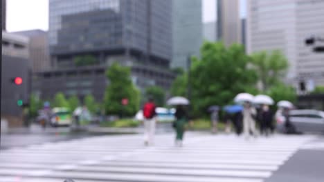 마룬우치 도쿄의 비가 오는 날 거리에서 는 사람들