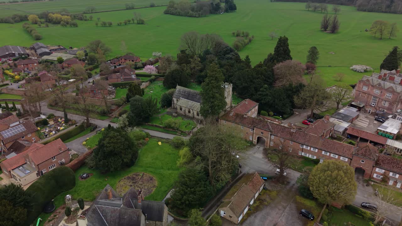 Cinematisk droneafsløring af en historisk Church of England-bygning i Yorkshires landskab i en landsby i North Yorkshire.