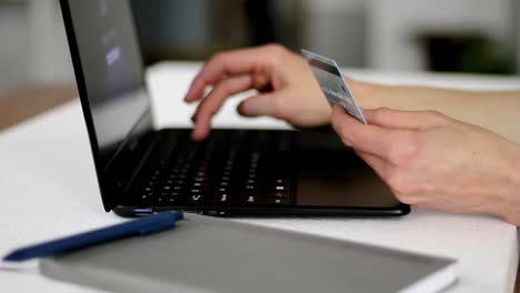 comprando y comprando con la tarjeta de crédito en línea en internet con personas stock video stock fooage