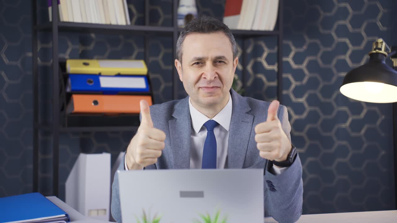 hombre maduro experimentado dando expresiones de unidad y unión.