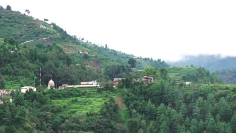 una hermosa vista de las laderas y pueblos en terrazas en las estribaciones de las montañas del himalaya de nepal