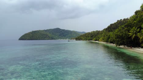 Vista-Aérea-De-La-Isla-Kri,-Raja-Ampat,-Indonesia,-Mostrando-Una-Playa-De-Arena-Prístina