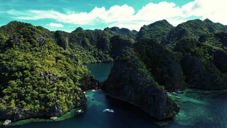 4k-Absteigende-Drohnenansicht-Von-Barracuda-Lake,-Coron,-Palawan,-Philippinen