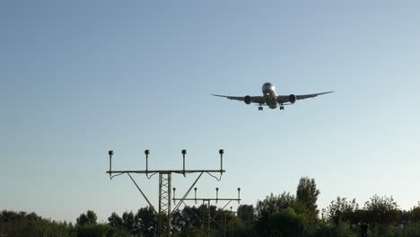 Ein-Großes-Verkehrsflugzeug-Nähert-Sich-Der-Landebahn-über-Einem-Waldgebiet