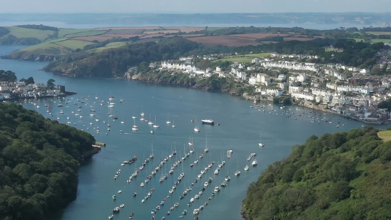 포위(fowey) 해안 마을의 넓은 공중 전망, 영국 콘월(cornwall) 포위 강(river fowey)에 있는 폴루안(polruan)