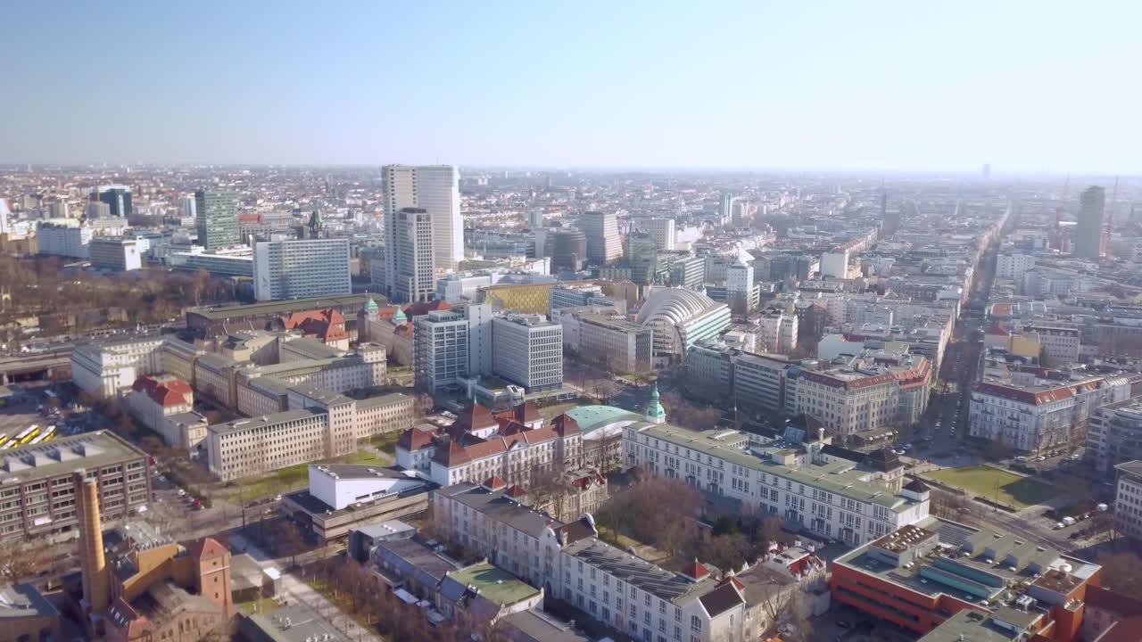 vuelo de drones sobre el campus de la universidad técnica de berlín con vista al tiergarten, bahnhof zoo, straße des 17