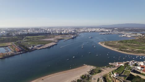 Vista-Aérea-Panorámica-Horizonte-Ferragudo-En-Portugal,-Paisaje-Urbano-Escénico,-Espacio-De-Copia