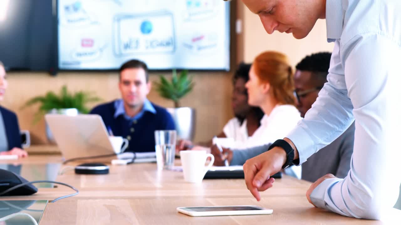 디지털 태블릿을 사용하는 임원