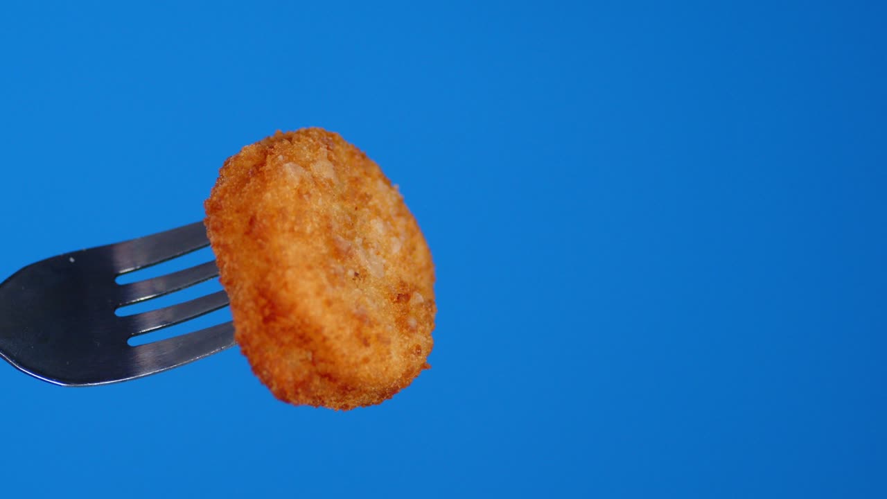 nuggets de pollo perfumados en el tenedor.