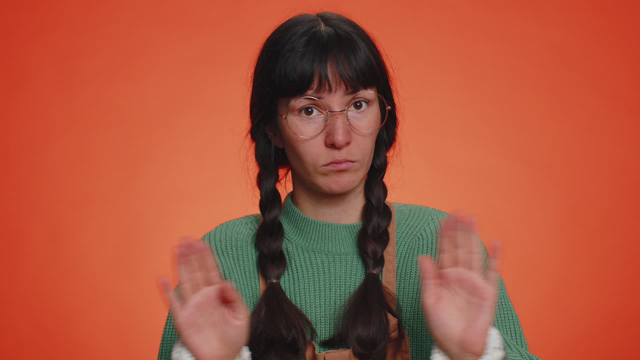 겁에 질린 젊은 여자가 입을 다물고, 몸짓을 하며, 끔찍한 비밀, 진실을 말하기를 거부한다.