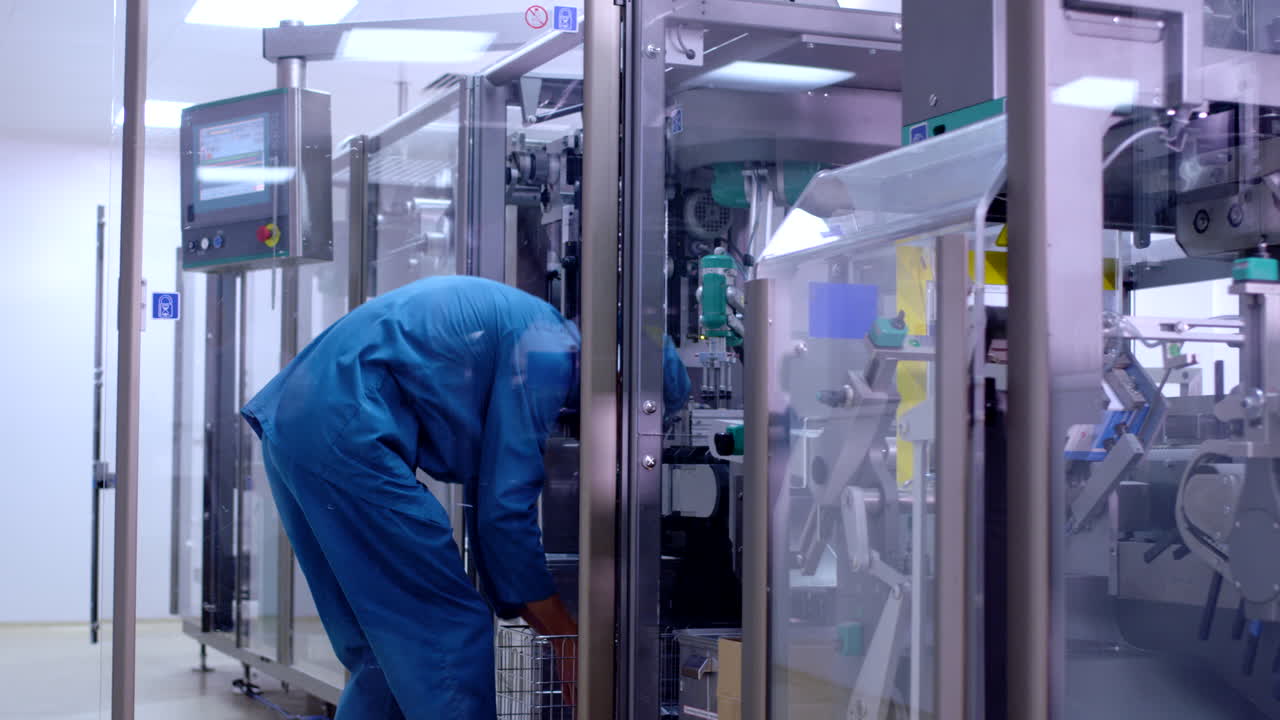 trabajador farmacéutico que comprueba el equipo de producción de la farmacia