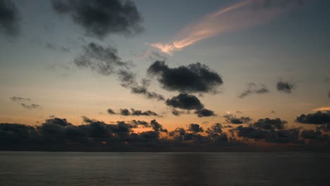 Fascinante-Puesta-De-Sol-Oceánica:-Impresionante-Vista-Desde-El-Crucero-De-La-Puesta-De-Sol-Sobre-El-Vasto-Mar-Durante-Las-Vacaciones