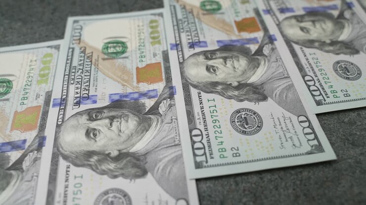 Banconote da 100 dollari. Movimento fluido della telecamera.