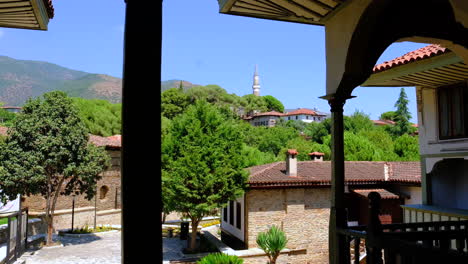 El-Jardín-Y-Los-Balcones-De-La-Mansión-Çakırağa