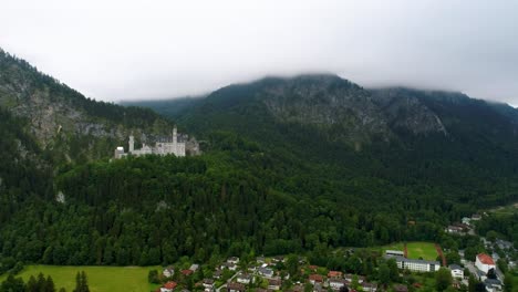 Schloss-Neuschwanstein-Bayerische-Alpen-Deutschland