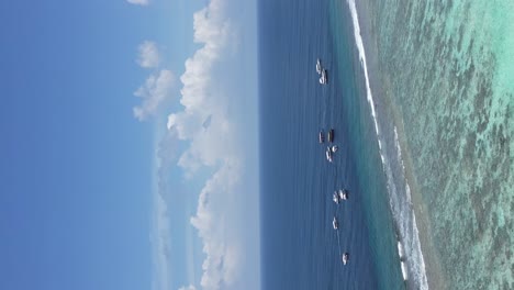 Vista-Vertical-Aérea-De-Una-Gran-Laguna-Turquesa-Clara-Entre-El-Resort-Lux-South-Ari-Atoll-Y-El-Banco-De-Arena-De-La-Isla-Dhigura,-Maldivas