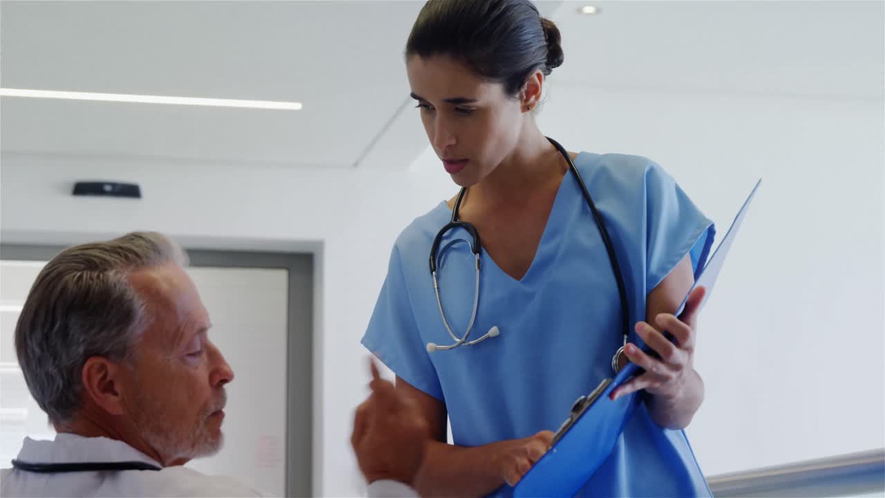 cirujanos discutiendo sobre informes médicos