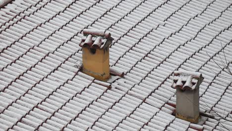 viejas chimeneas de ladrillo cubiertas de nieve. bolonia, italia