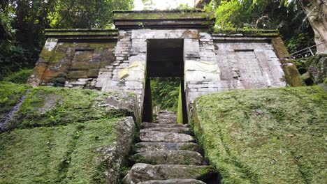 Lugar-De-Adoración-De-Goa-Garba-En-Bali,-Indonesia,-Ruinas-Antiguas,-Templo-Y-Cueva,-Escaleras-Arqueológicas-Del-Siglo-12,-Musgo-Sobre-Piedra,-Sudeste-Asiático