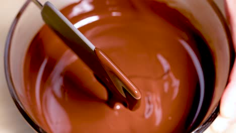 chocolate liso agitado con una espátula