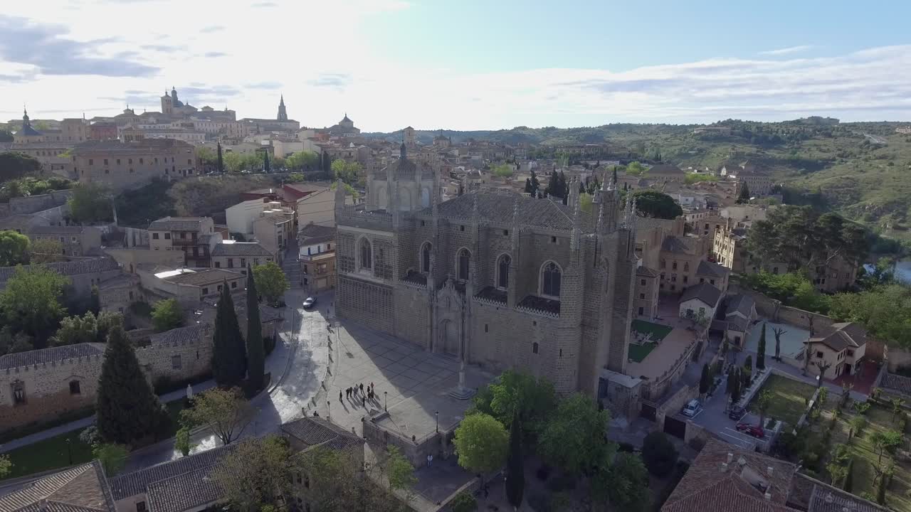Ilmakuvausvideo San Juan de los Reyesin luostarista ja näkymät Toledoon, Espanjaan